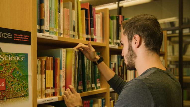 Aluno biblioteca de enfermagem